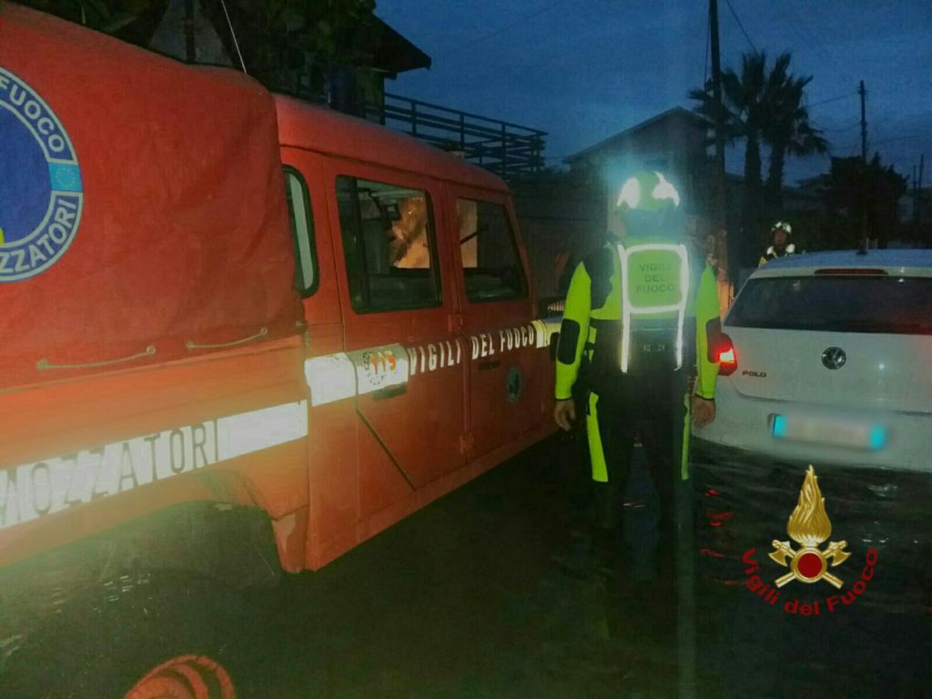 I VIGILI DEL FUOCO SALVANO UNA COPPIA IN DIFFICOLTÀ ALL'INTERNO DELLA PROPRIA AUTOVETTURA A VACCARIZZO