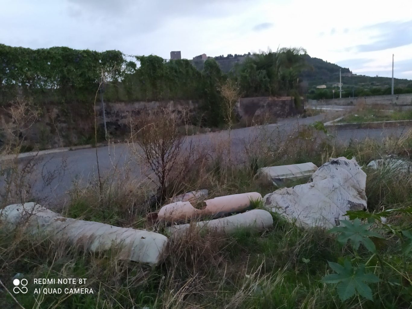 SEGNALAZIONE DI UN NOSTRO LETTORE: A SAN MARCO DISCARICA A CIELO APERTO TRA AMIANTO E DECINE DI ALIMENTI BUTTATI
