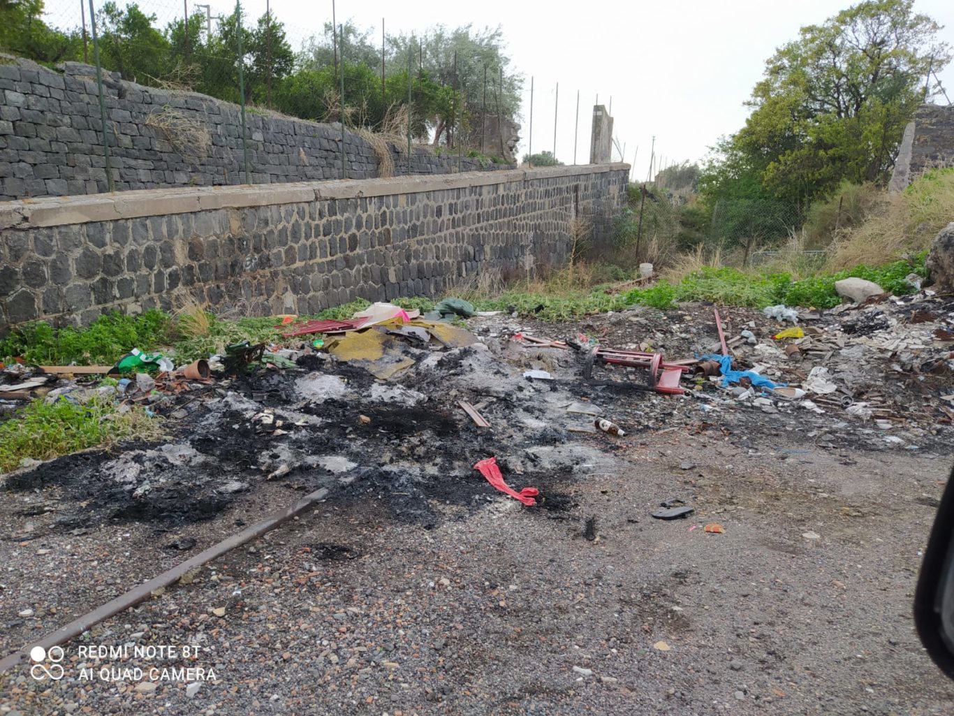 SEGNALAZIONE DI UN NOSTRO LETTORE: A SAN MARCO DISCARICA A CIELO APERTO TRA AMIANTO E DECINE DI ALIMENTI BUTTATI