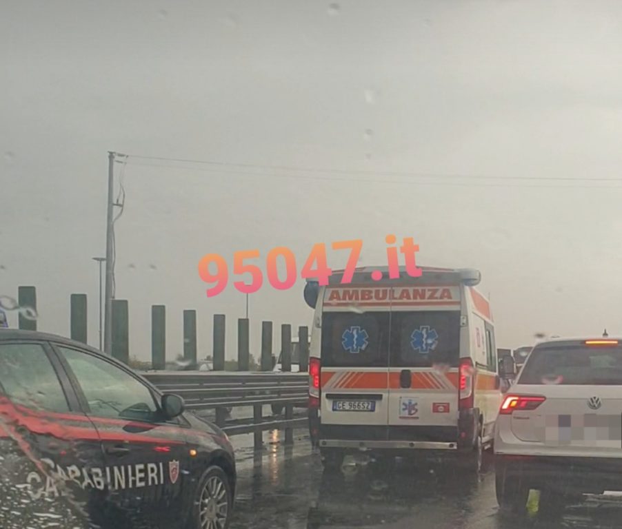 ENNESIMO INCIDENTE SULLA SS121: AUTO IN TESTACODA. SOCCORSI SUL POSTO