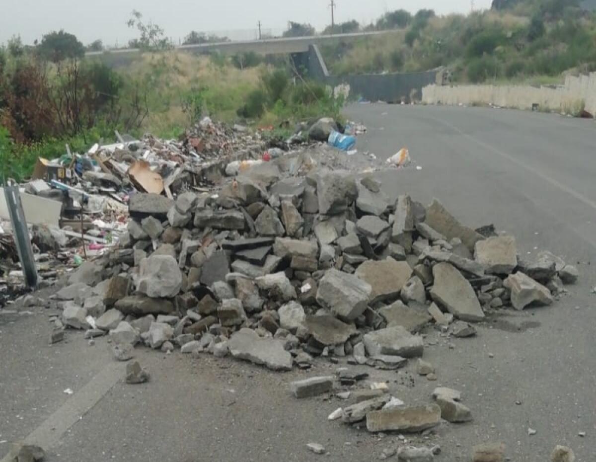 DISCARICA A CIELO APERTO IN CONTRADA PORRAZZO (LA SEGNALAZIONE) - 