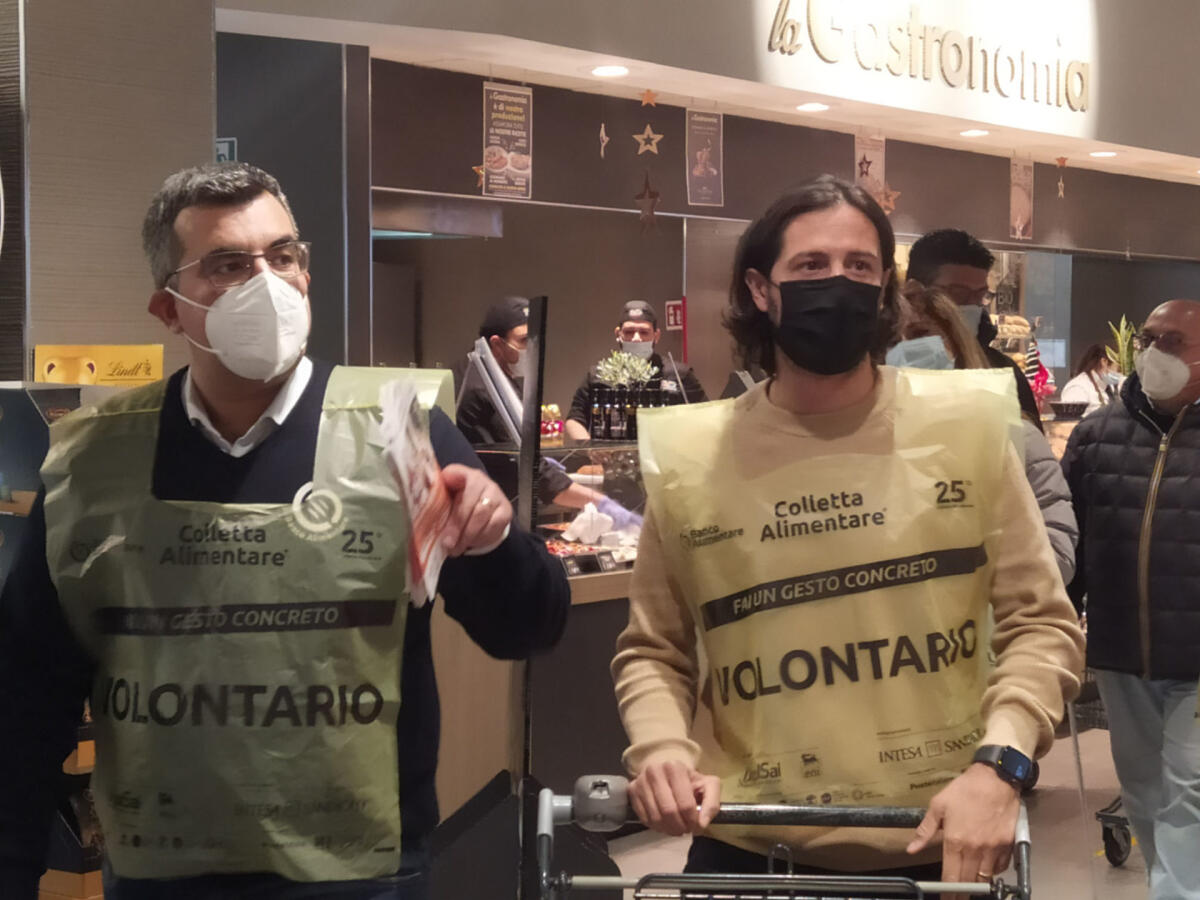 COLLETTA ALIMENTARE, A CATANIA PARTECIPANO L'ARCIVESCOVO GRISTINA E L'EX CALCIATORE BIAGIANTI - 