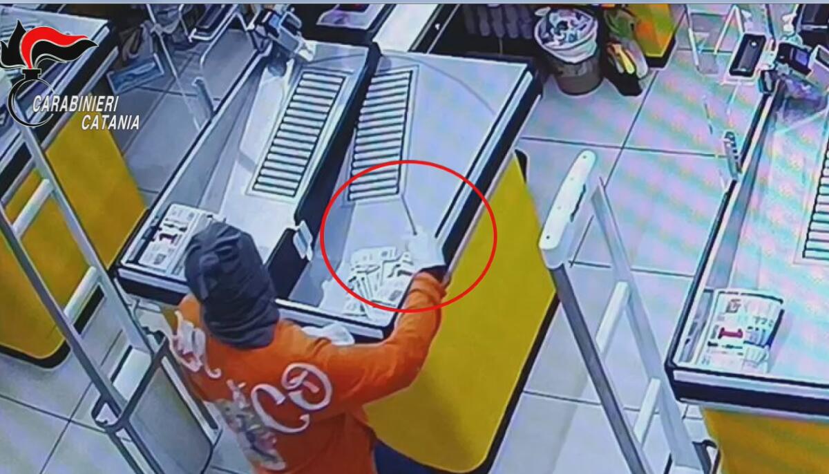 PATERNÒ, ARRESTATO RAPINATORE SERIALE DOPO ASSALTO A SUPERMERCATO - 