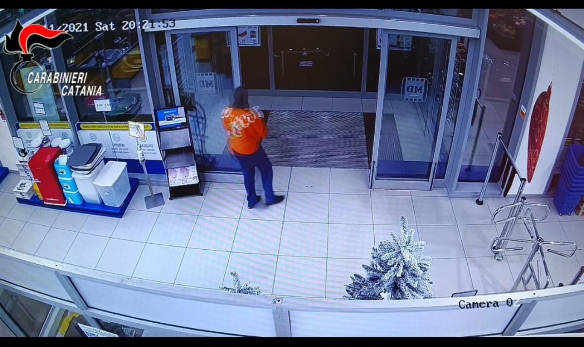 PATERNÒ. RAPINATORE SERIALE NELLA RETE DEI CARABINIERI: ERA IL TERRORE DEI SUPERMERCATI - IL VIDEO - 