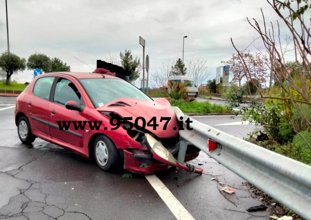 PERDE CONTROLLO AUTO E FINISCE SUL GUARDRAIL, FERITO - 