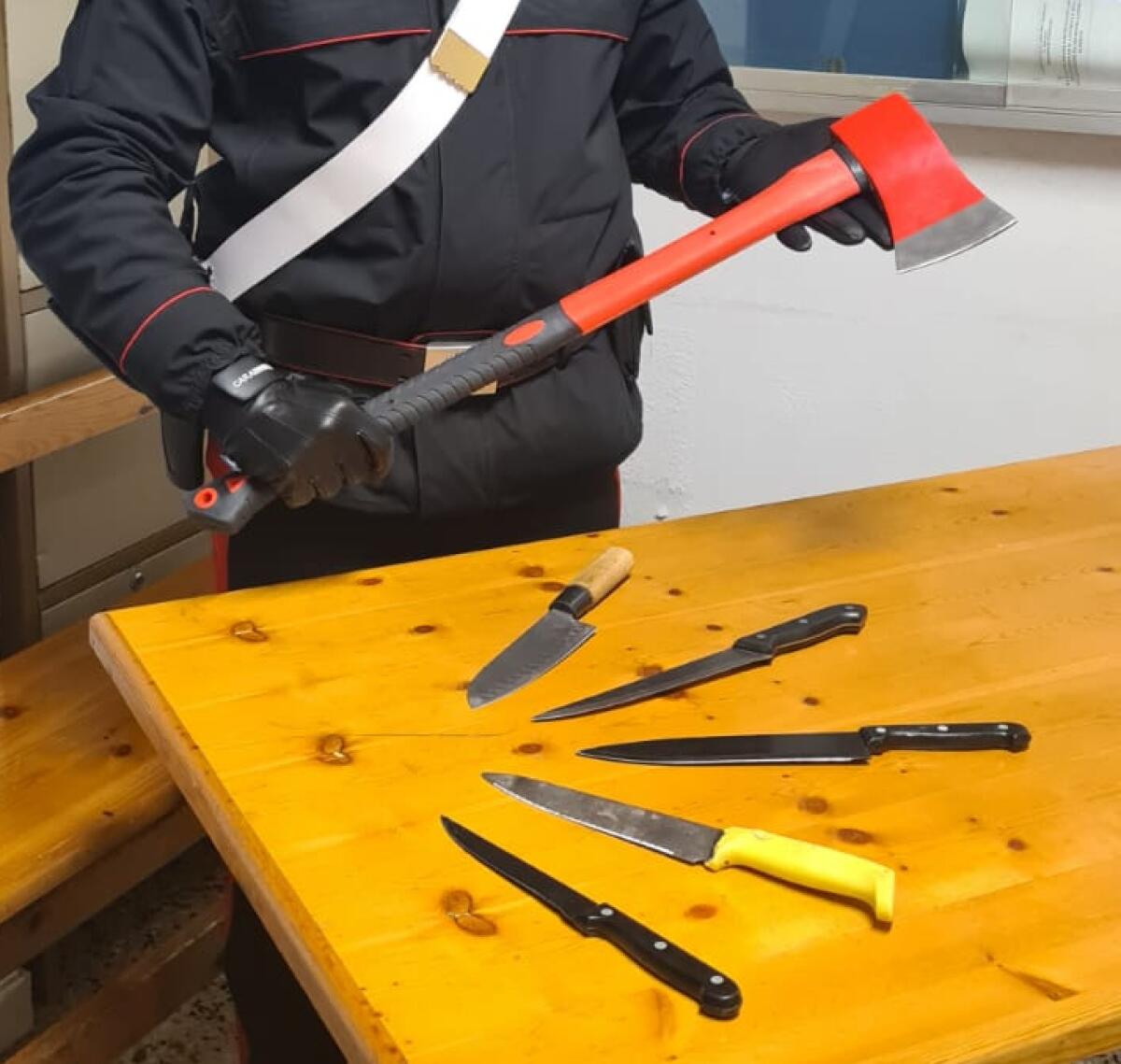 MACERATA: SCOPRE FIGLIA INCINTA E CON L'ASCIA VA A CERCARE FUTURO PAPÀ - 