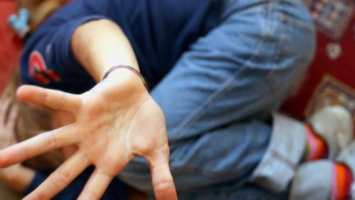 SHOCK A RENDE, NONNO ABUSA DELLE DUE NIPOTINE DI 11 E 9 ANNI - 