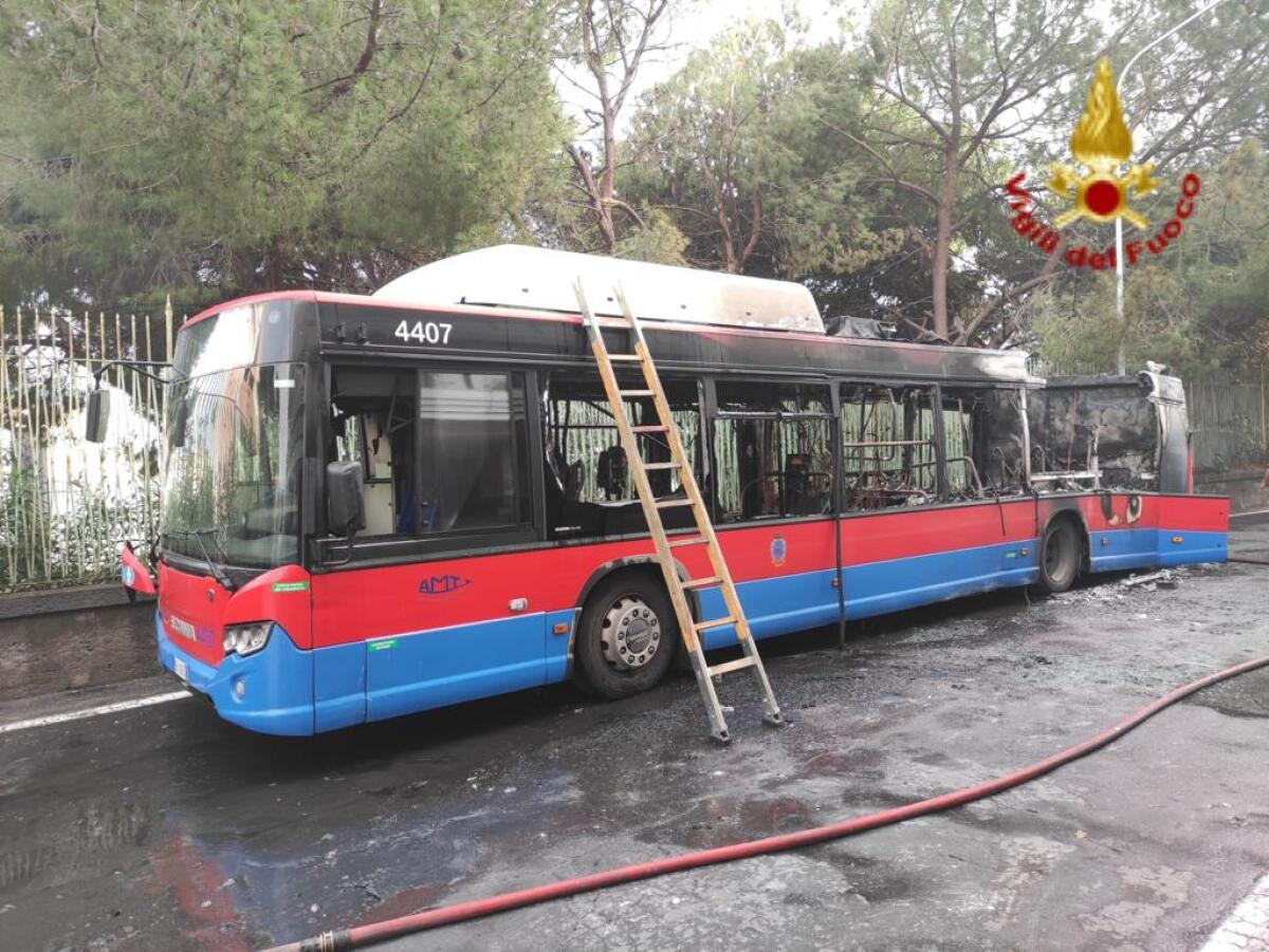 CATANIA. A FUOCO BUS A METANO DELL’AZIENDA MUNICIPALIZZATA, NESSUN FERITO - 