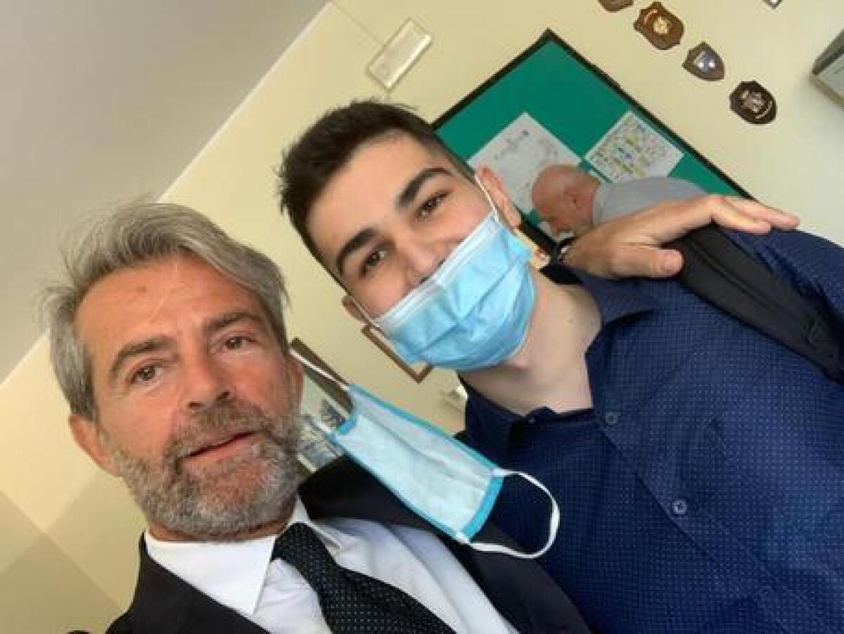 UCCISE IL PADRE PER DIFENDERE LA MADRE, ASSOLTO PERCHÉ NON È REATO - 