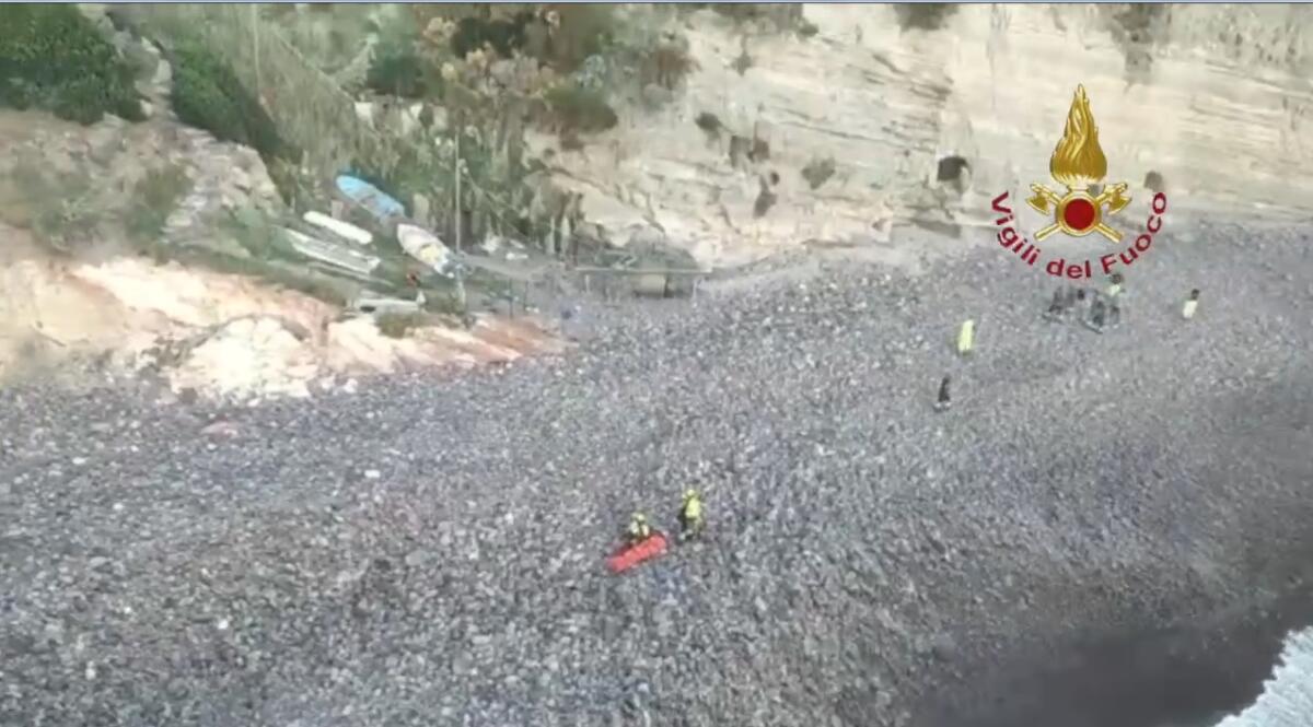 LIPARI, 30ENNE  CADE DA UNA ALTEZZA DI 3 METRI E RIPORTA GRAVI FERITE. SOCCORSO È STATO ISSATO DALL'ELICOTTERO DEI VIGILI DEL FUOCO - 