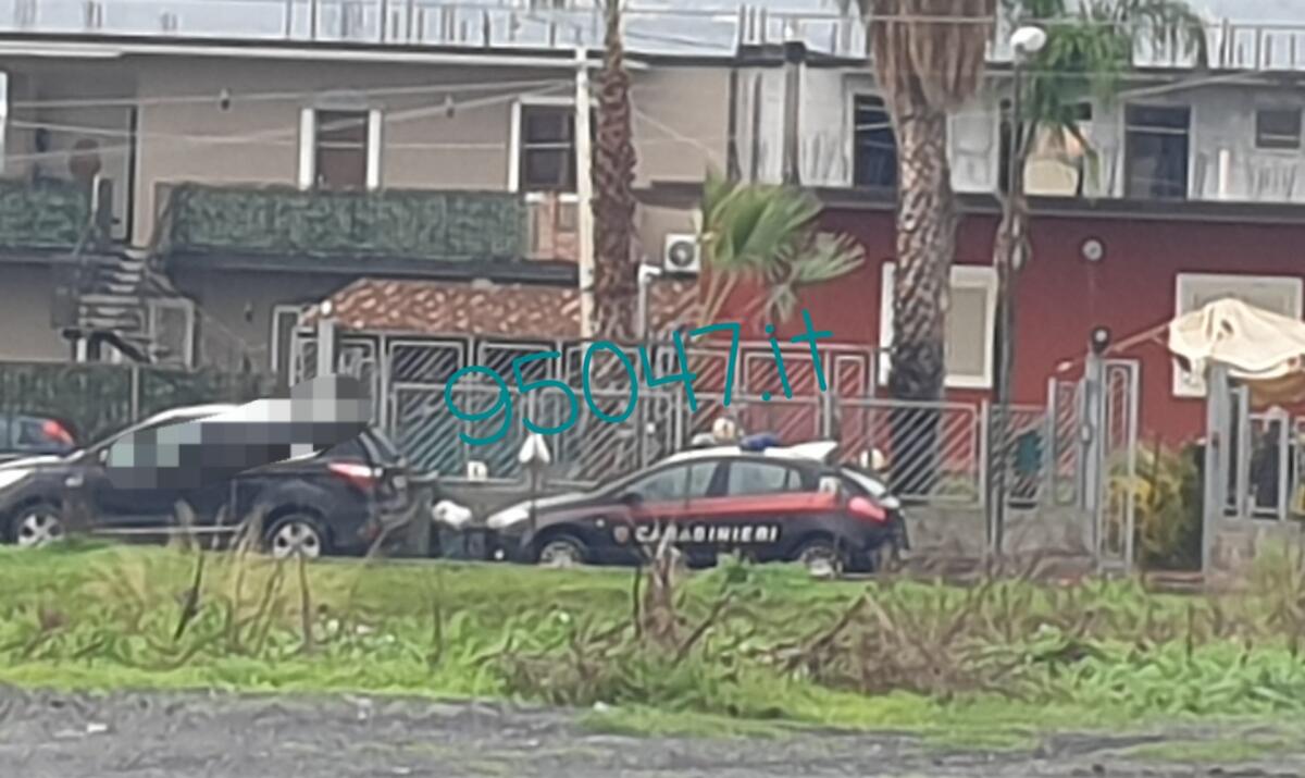 MARITO ACCOLTELLA LA MOGLIE E SI COSTITUISCE, GRAVE 54 ENNE - 