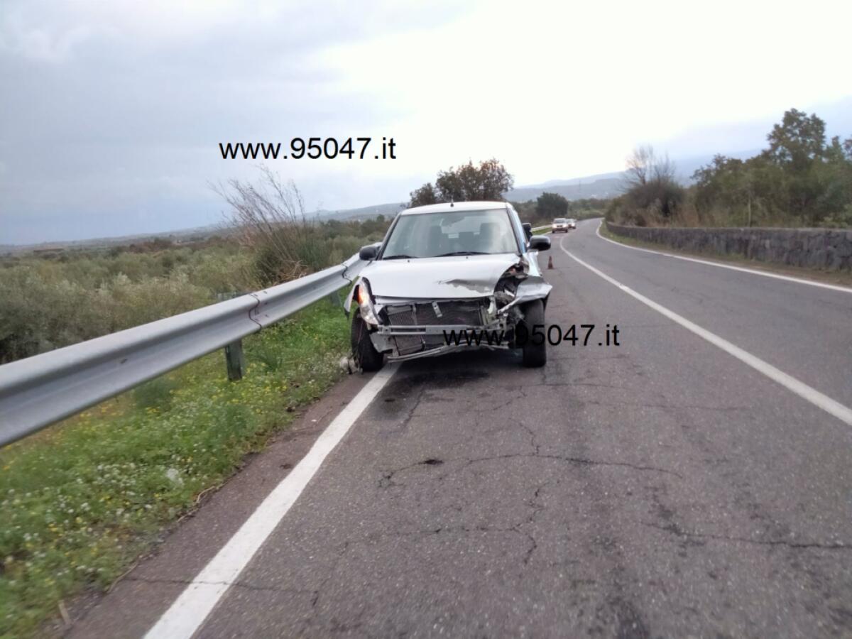 INCIDENTE IN VIA MONGIBELLO, AUTO FINISCE CONTRO IL GUARD RAIL: NESSUN FERITO - 