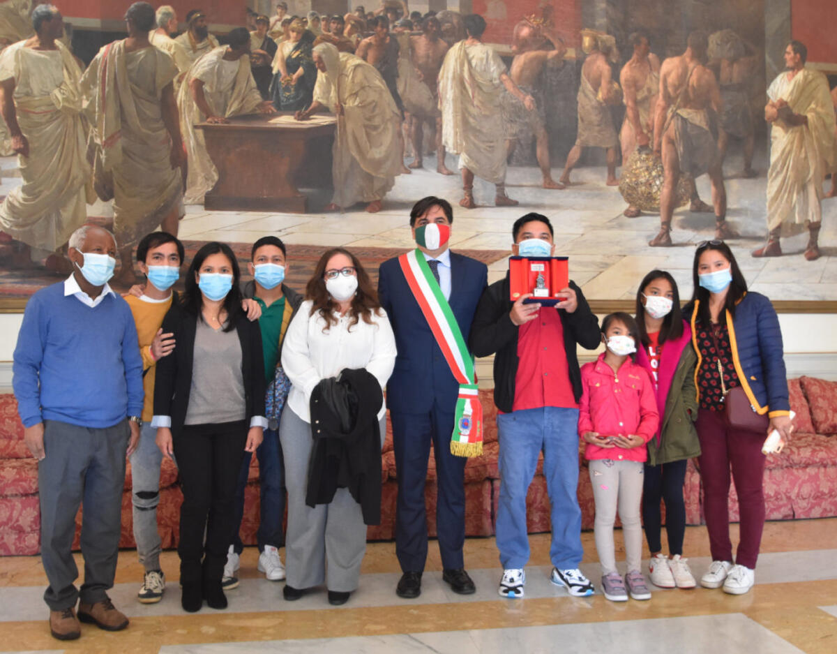 CATANIA: SALVÒ UNA DONNA DALL'ALLUVIONE, RICEVE ELEFANTINO D'ARGENTO SINDACO: «È UN EROE DEI NOSTRI TEMPI - 