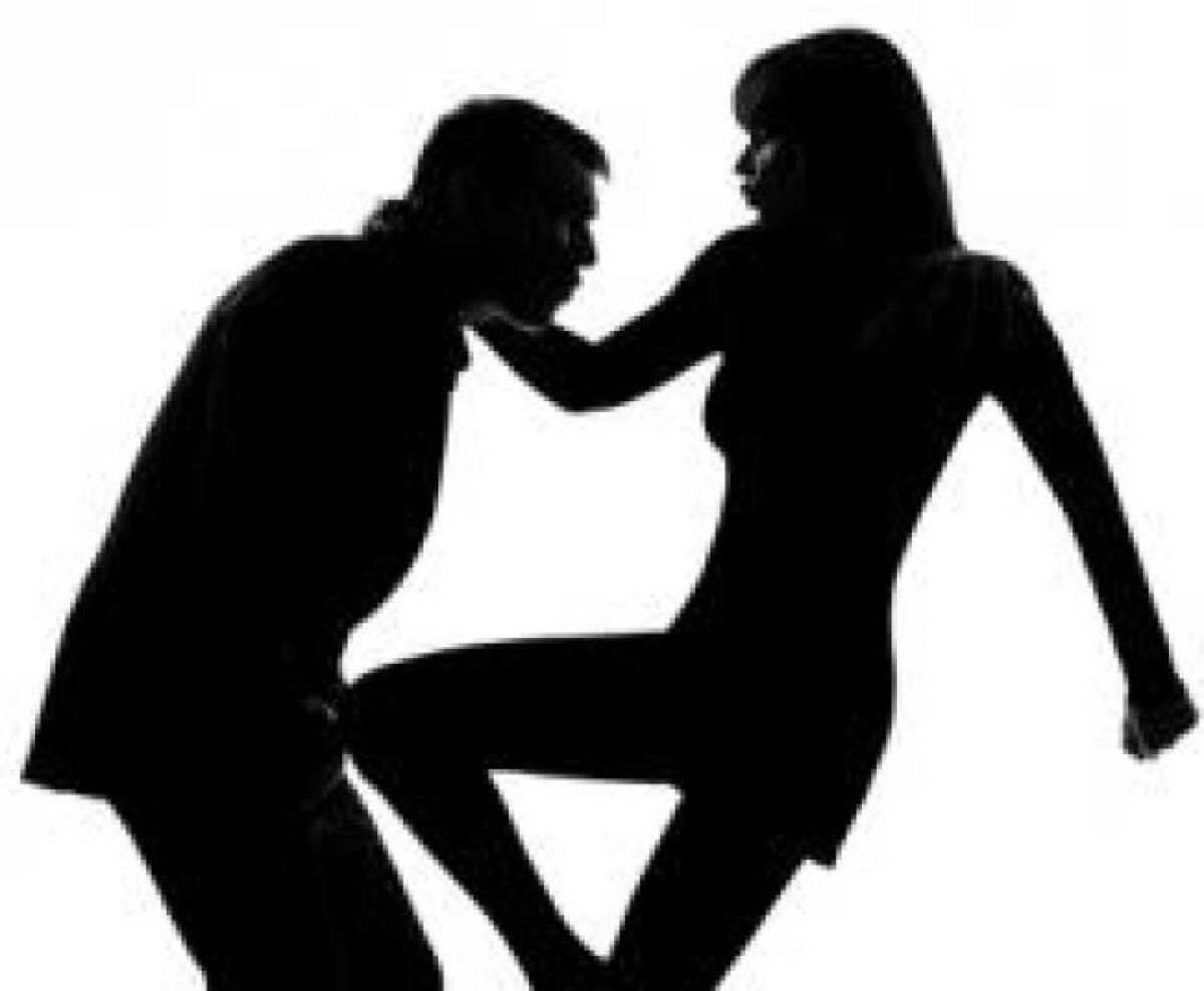 SIRACUSA: PUGNI IN TESTA AL MARITO FINO A PROCURARGLI UN’EMORRAGIA, DENUNCIATA DONNA DI 33 ANNI - 