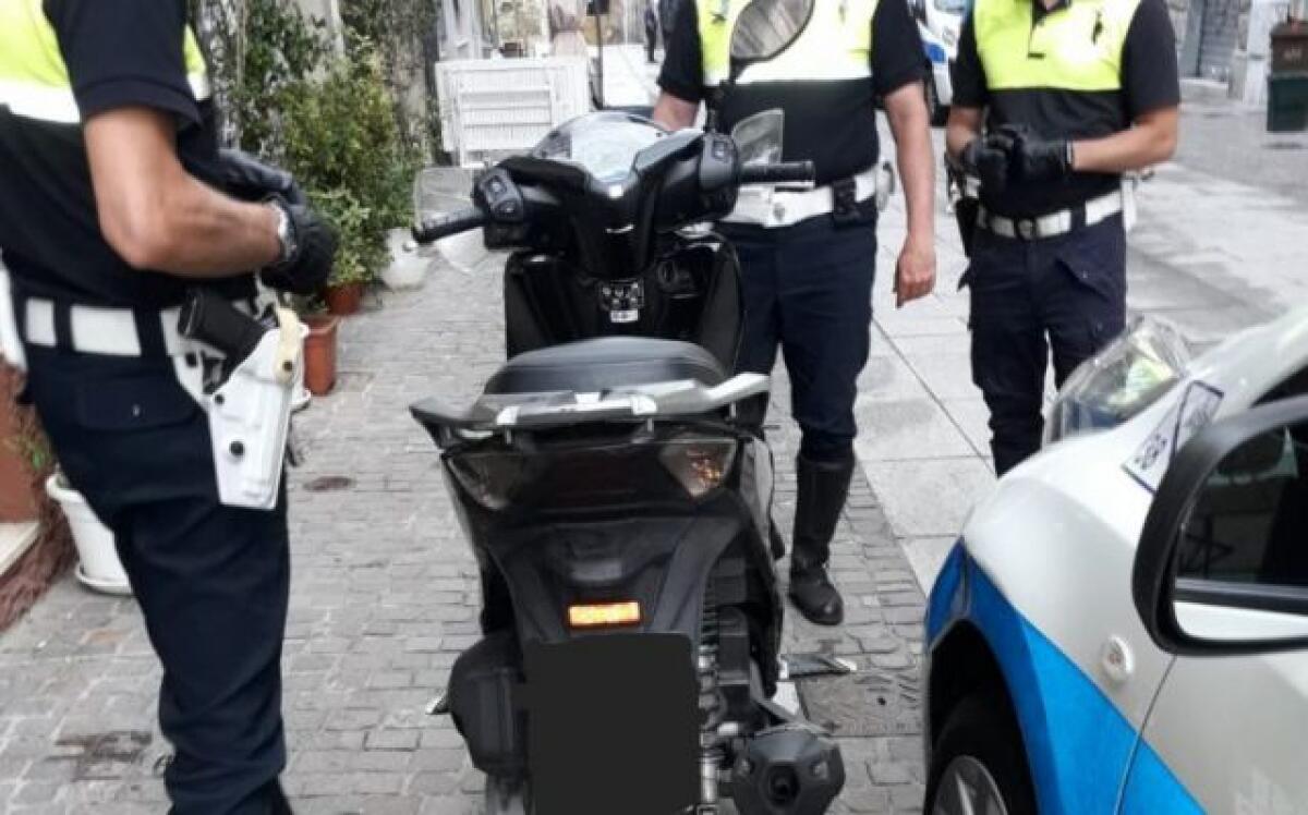 ADRANO, SENZA PATENTE E SENZA CASCO: DENUNCIATO - 