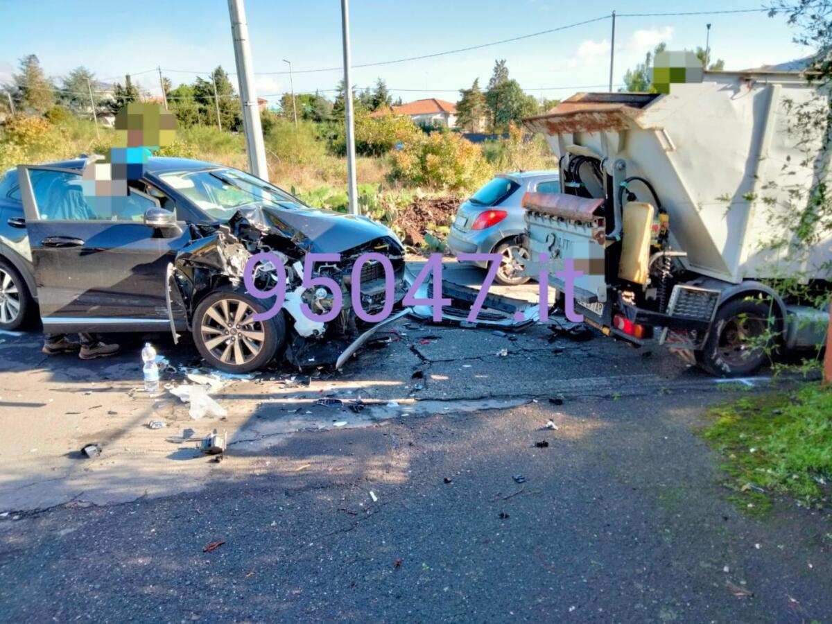 INCIDENTE A MASCALUCIA, SCONTRO FRA UN’AUTO E UN FURGONE DELLA SPAZZATURA - 