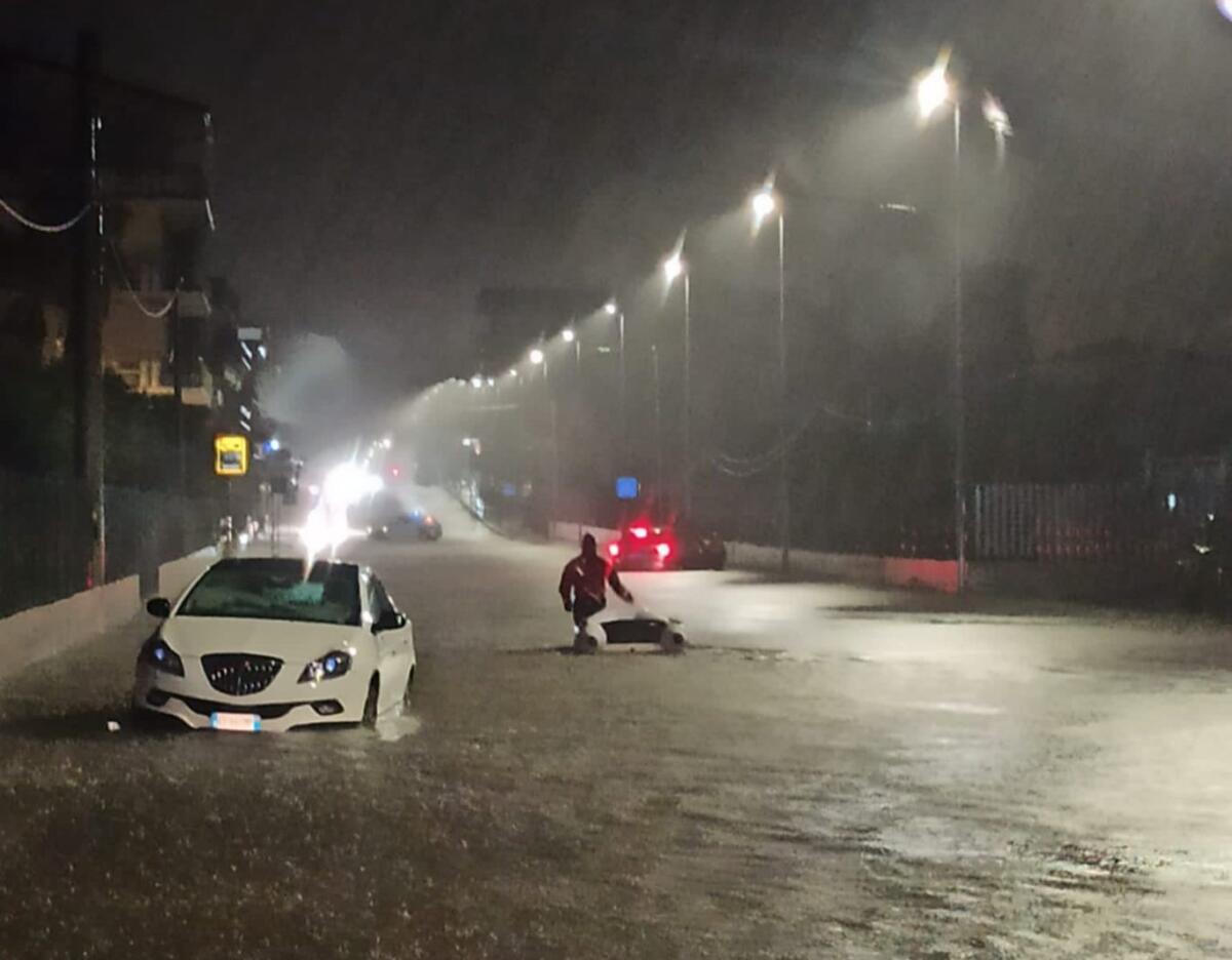 MALTEMPO,A BIANCAVILLA AUTO IN PANNE E PERSONE BLOCCATE: SOMMOZZATORI IN AZIONE - 