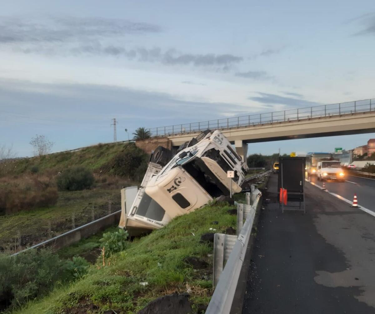 TIR FINISCE FUORI STRADA: DALLE ORE 22 CHIUSO IL TRATTO DI TANGENZIALE PER LA RIMOZIONE - 