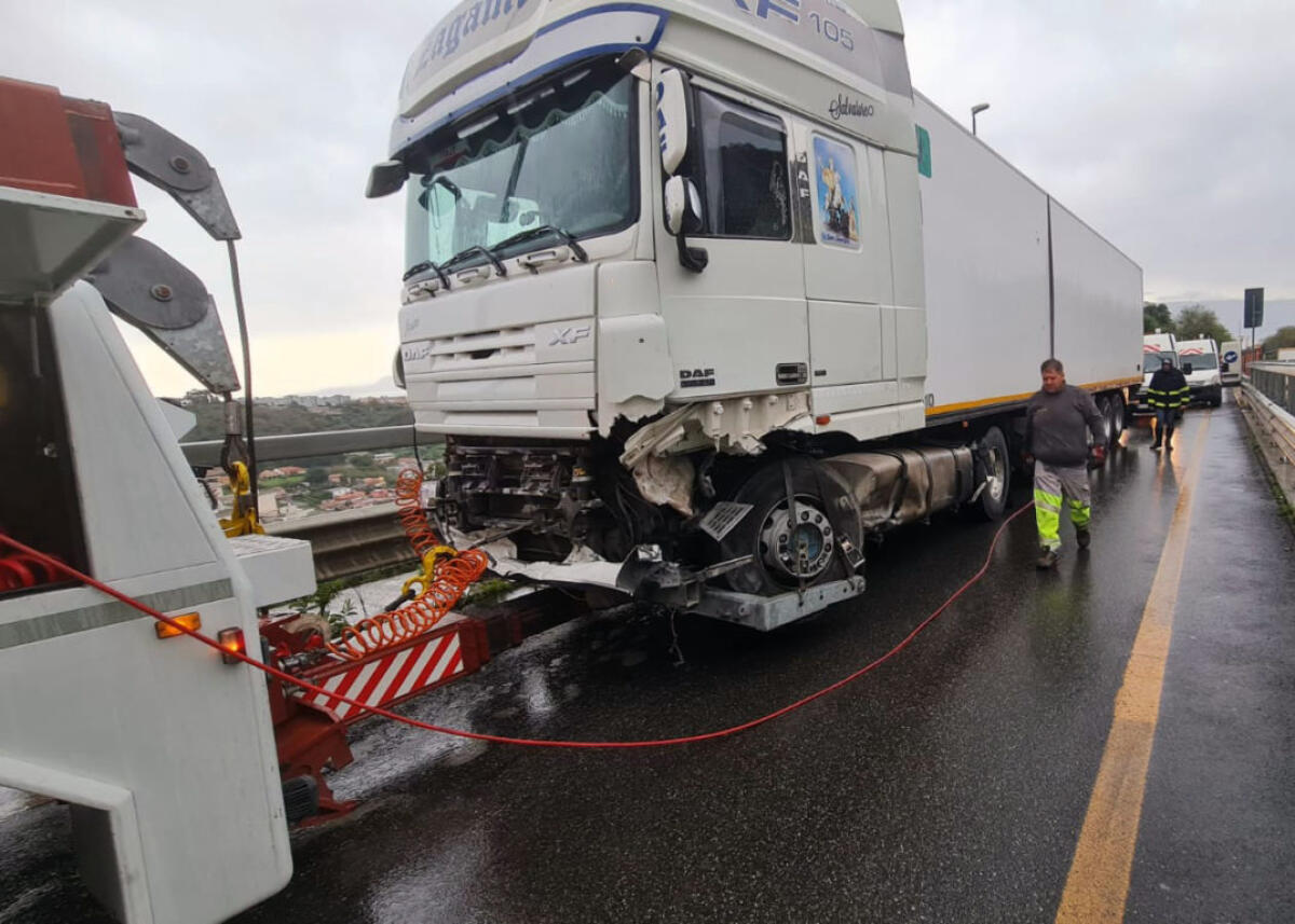 TIR SBANDA E SFONDA GUARD RAIL IN TANGENZIALE DI MESSINA, RALLENTAMENTI E USCITE OBBLIGATORIE - 