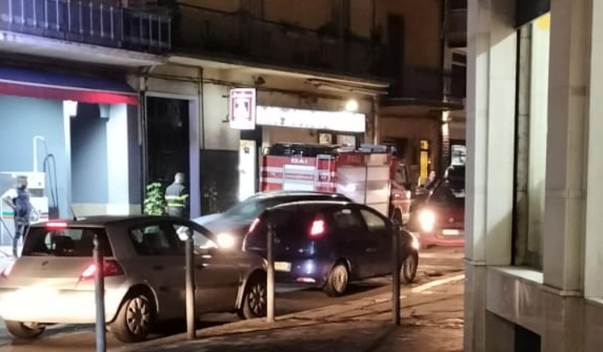 PATERNO': SCINTILLE E FIAMME DAI CAVI ELETTRICI, INTERVENGONO I VIGILI DEL FUOCO - 