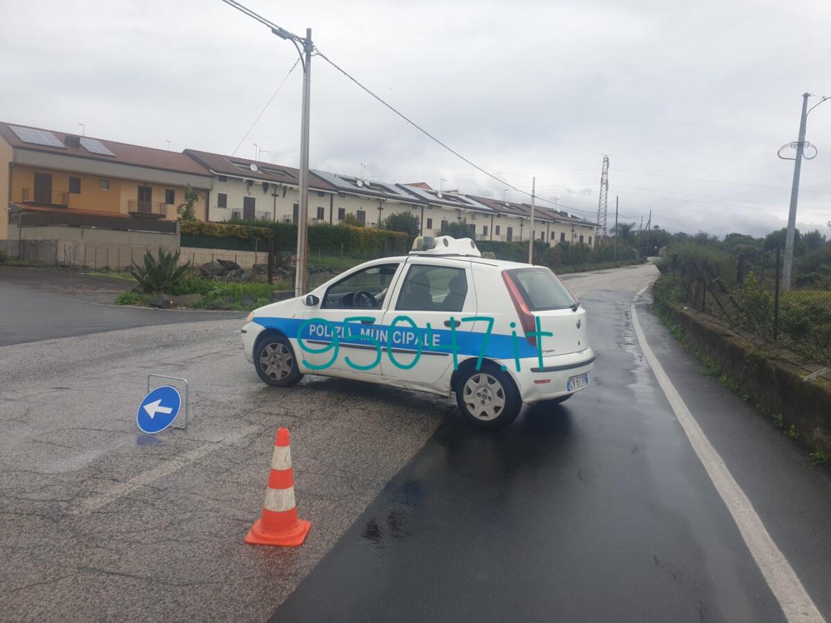 CADONO CALCINACCI DAL PONTE IN VIA MONGIBELLO. STRADA CHIUSA.SUL POSTO VIGILI DEL FUOCO E MUNICIPALE - 