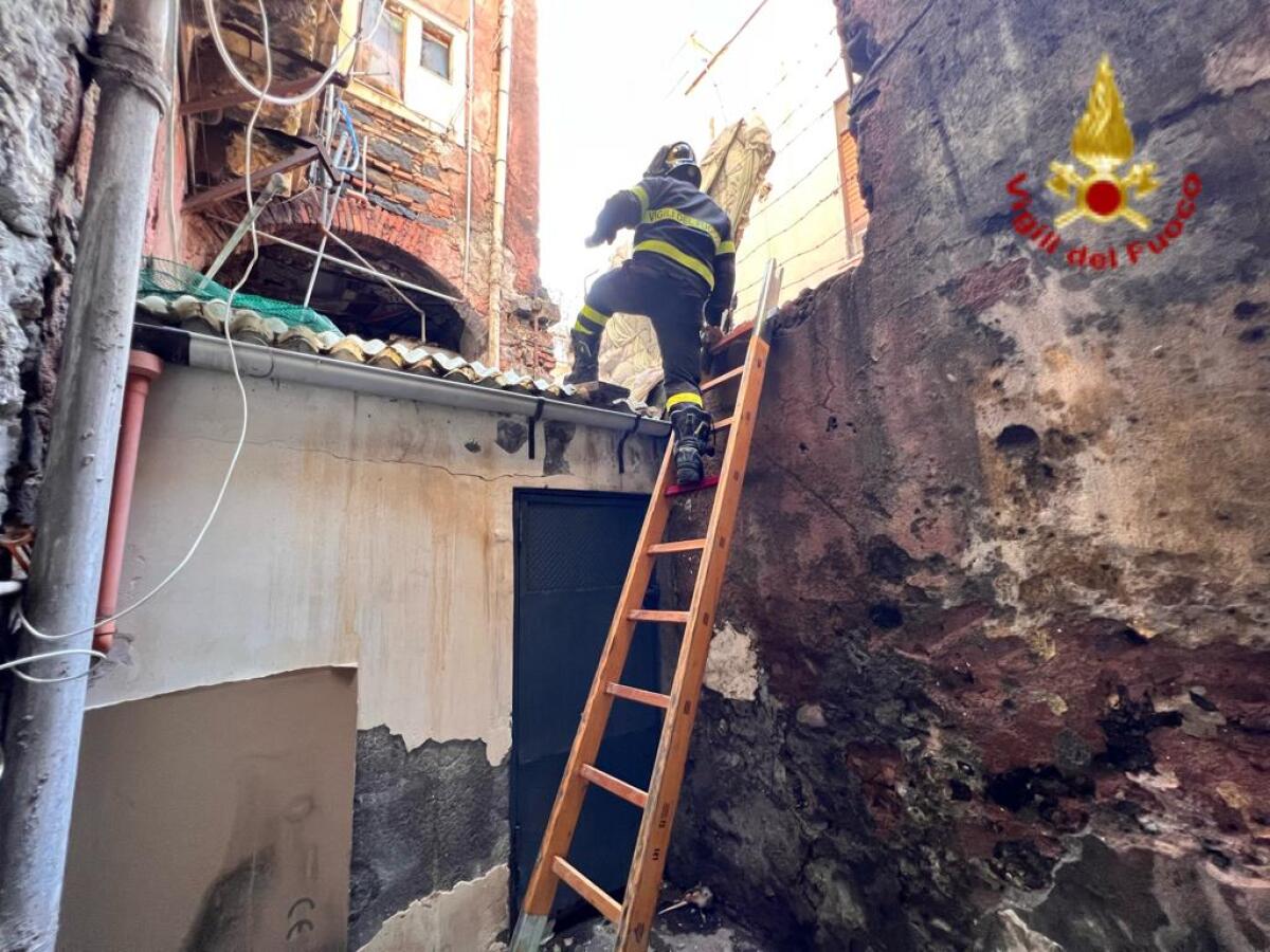 CROLLO DI UN SOFFITTO IN CENTRO A CATANIA, FERITA UNA DONNA - 