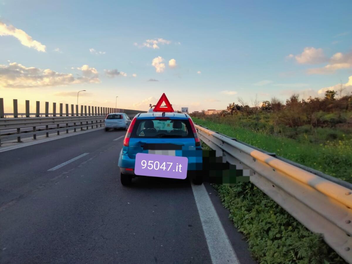 AUTO INCIDENTATA ABBANDONATA AI BORDI DELLA CARREGGIATA SULLA SS121 - 