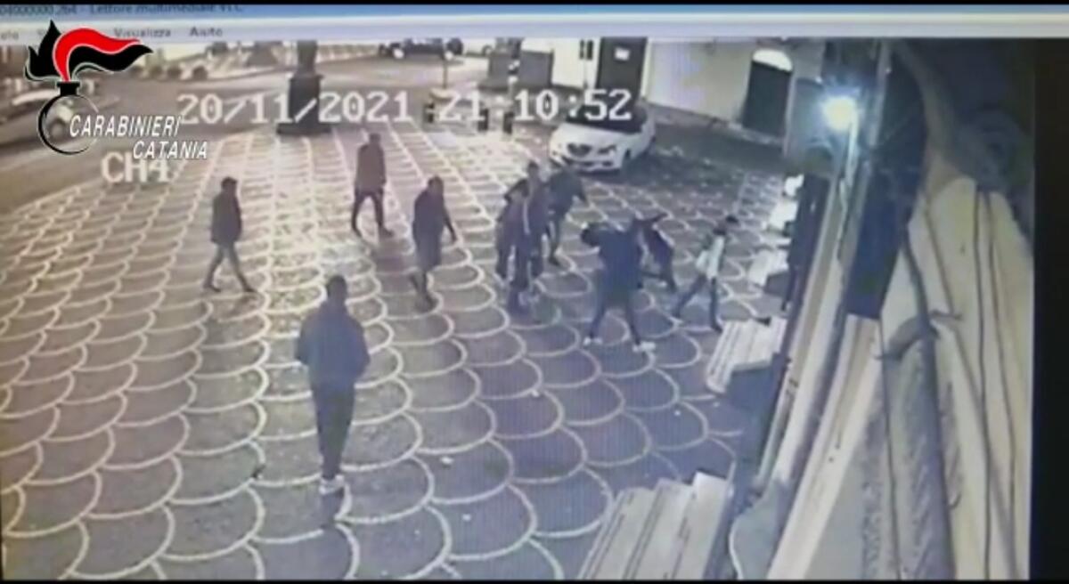 PATERNÒ. RISSA IN CENTRO TRA DUE FAZIONI, SVENTATA LA SPEDIZIONE PUNITIVA AL PRONTO SOCCORSO: SETTE I DENUNCIATI. IL VIDEO - 