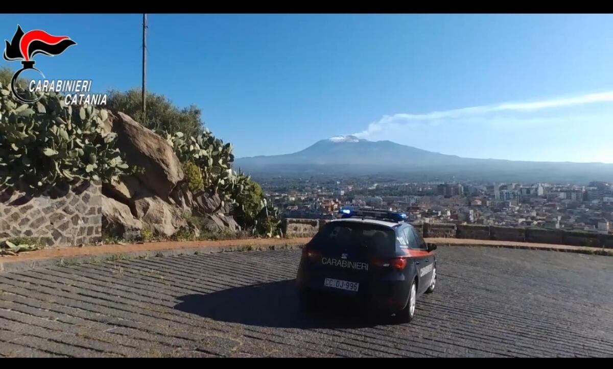CONTROLLO DEI CARABINIERI IN PIAZZA PURGATORIO, 19NNE ARRESTATO CON LA DROGA, DUE  RIESCONO A FUGGIRE - 
