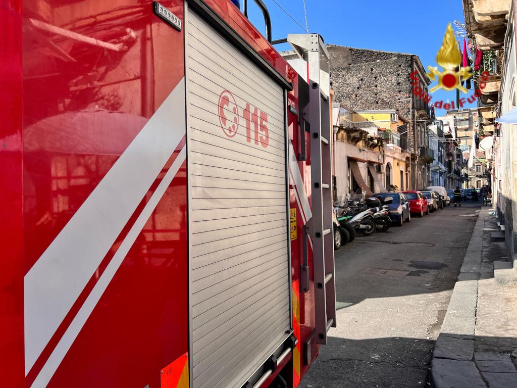 CROLLO DI UN SOFFITTO IN CENTRO A CATANIA, FERITA UNA DONNA