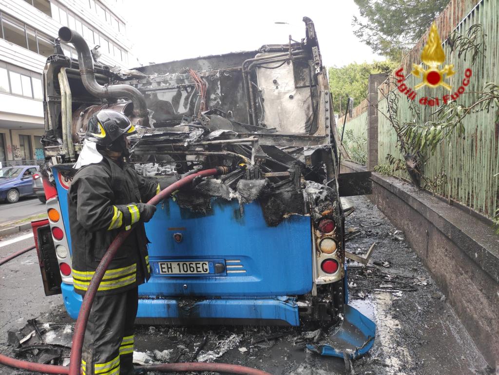 CATANIA. A FUOCO BUS A METANO DELL’AZIENDA MUNICIPALIZZATA, NESSUN FERITO