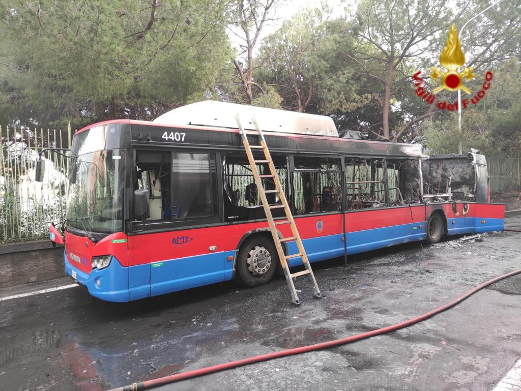 CATANIA. A FUOCO BUS A METANO DELL’AZIENDA MUNICIPALIZZATA, NESSUN FERITO