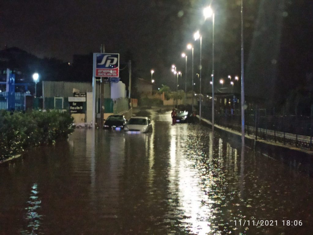 MALTEMPO,A BIANCAVILLA AUTO IN PANNE E PERSONE BLOCCATE: SOMMOZZATORI IN AZIONE
