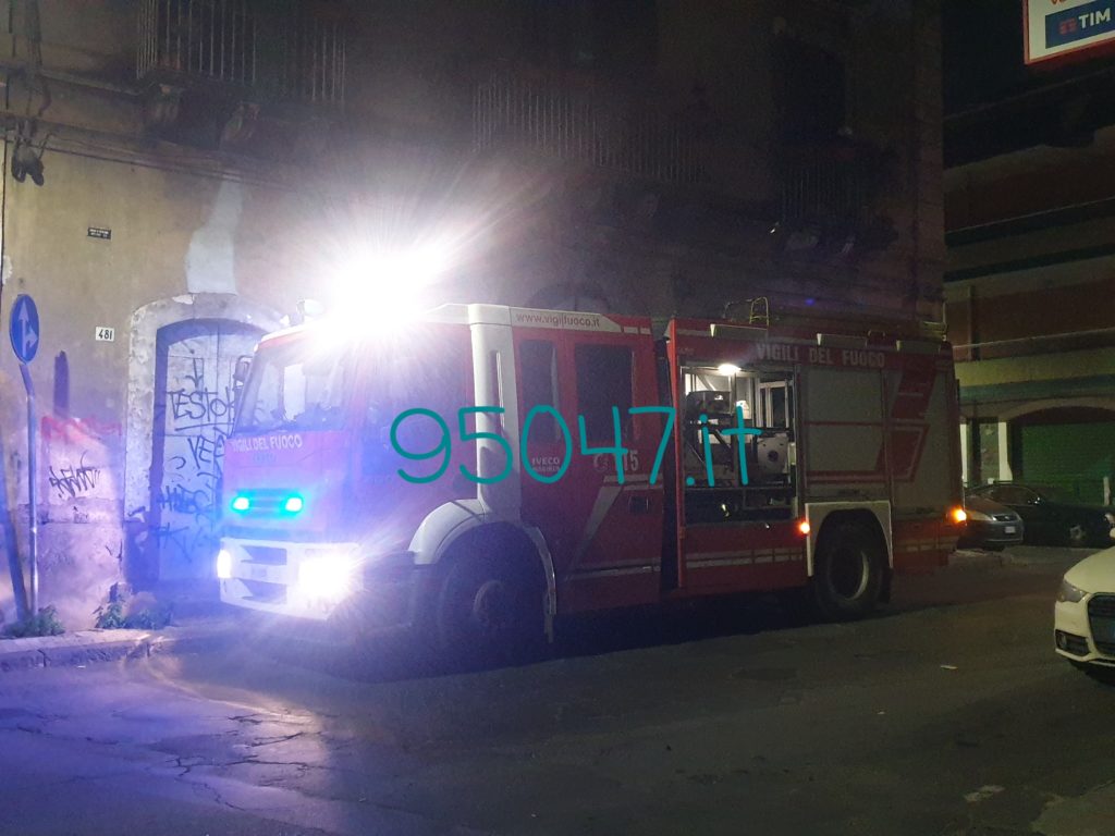 PATERNÒ: INCENDIO IN UN ABITAZIONE, VIGILI DEL FUOCO SUL POSTO