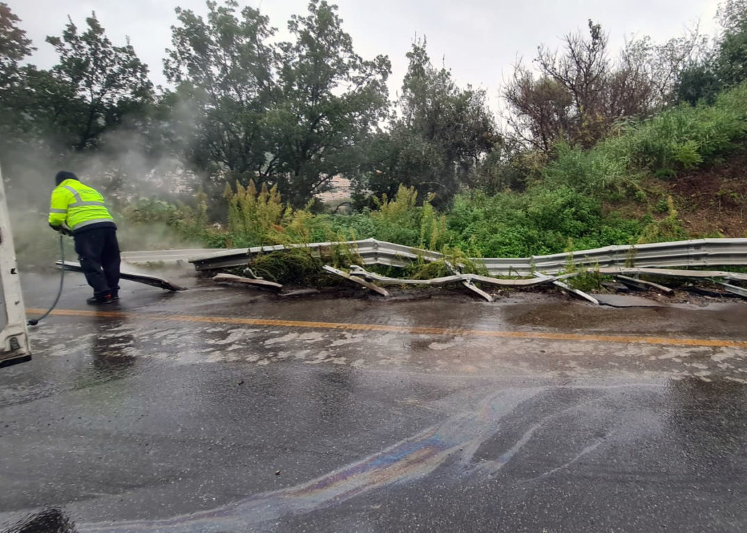 TIR SBANDA E SFONDA GUARD RAIL IN TANGENZIALE DI MESSINA, RALLENTAMENTI E USCITE OBBLIGATORIE