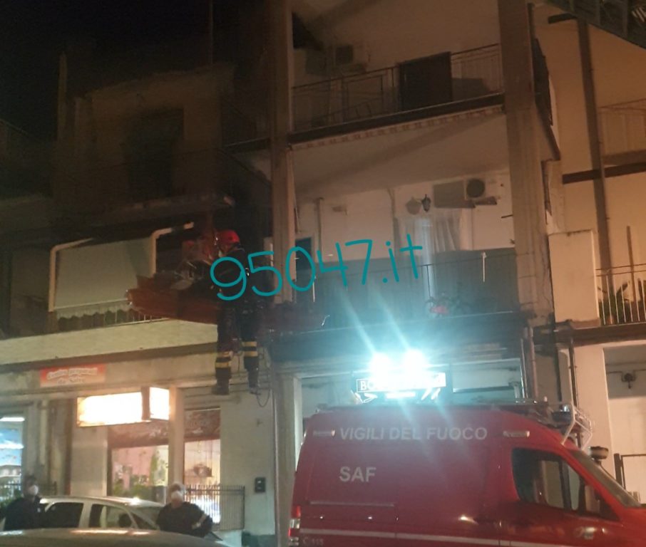 PATERNÒ: SI SENTE MALE IN CASA, VIGILI DEL FUOCO LA FANNO SCENDERE CON L’AUTOSCALA