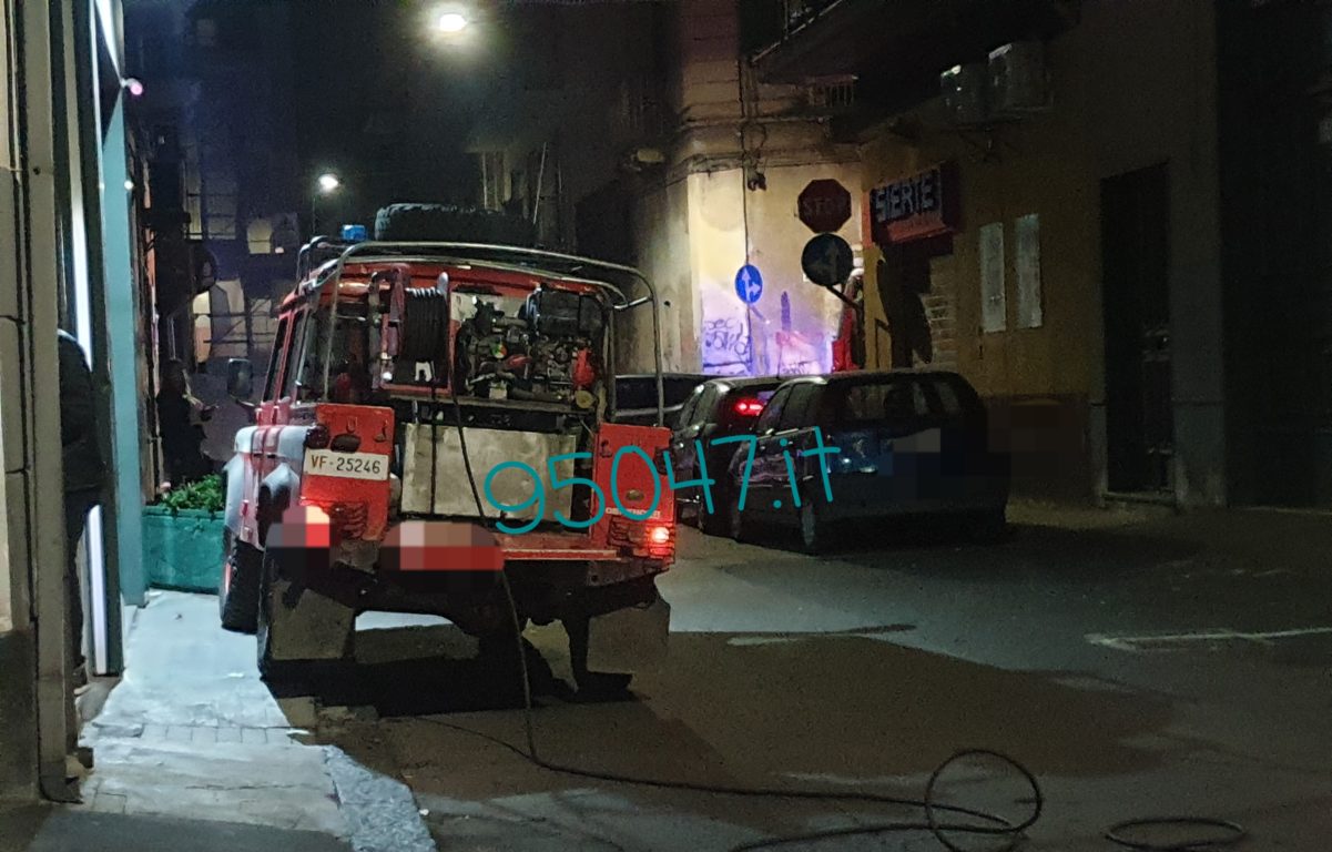 PATERNÒ: INCENDIO IN UN ABITAZIONE, VIGILI DEL FUOCO SUL POSTO