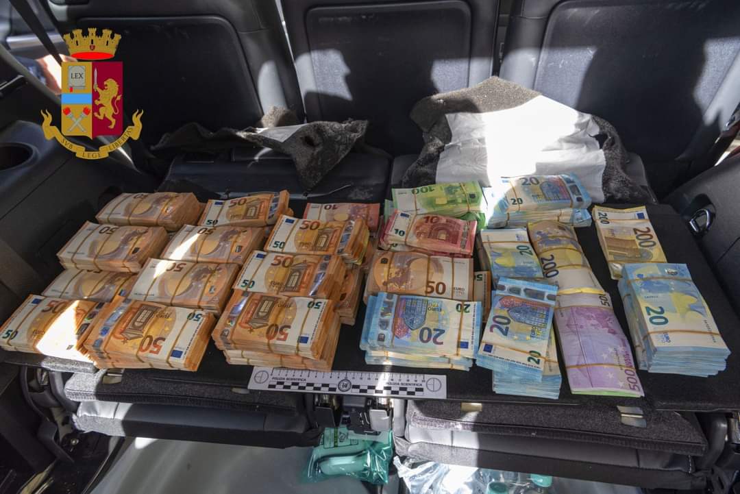 BOLZANO: 310MILA EURO IN CONTANTI NASCOSTI ALL’INTERNO DELL’IMBOTTITURA DEI SEDILI POSTERIORI DI UN’AUTO