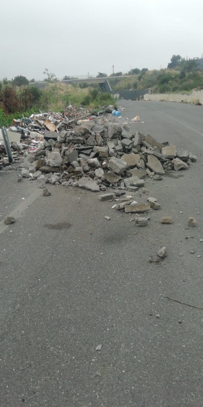 DISCARICA A CIELO APERTO IN CONTRADA PORRAZZO (LA SEGNALAZIONE)