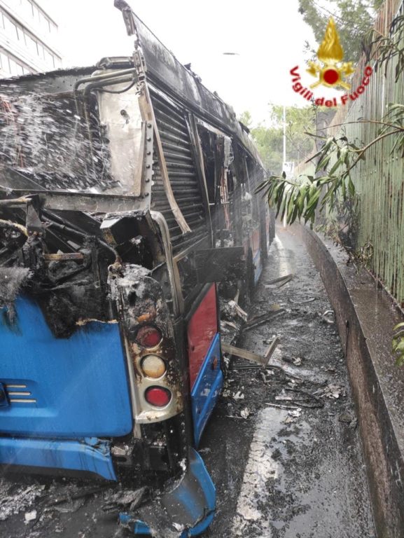 CATANIA. A FUOCO BUS A METANO DELL’AZIENDA MUNICIPALIZZATA, NESSUN FERITO