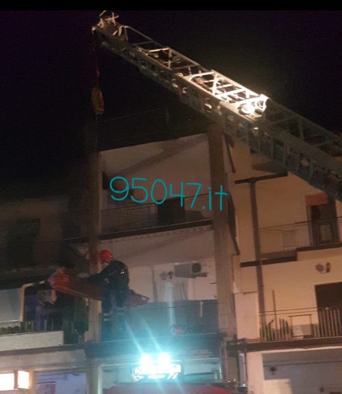 PATERNÒ: SI SENTE MALE IN CASA, VIGILI DEL FUOCO LA FANNO SCENDERE CON L’AUTOSCALA