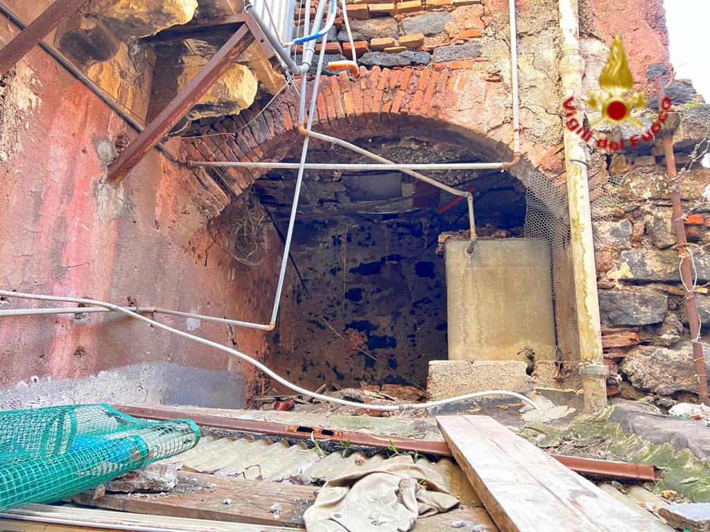 CROLLO DI UN SOFFITTO IN CENTRO A CATANIA, FERITA UNA DONNA