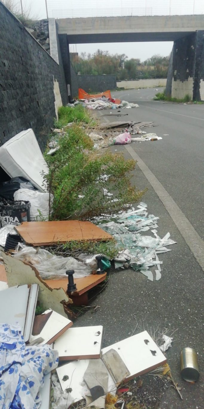 DISCARICA A CIELO APERTO IN CONTRADA PORRAZZO (LA SEGNALAZIONE)