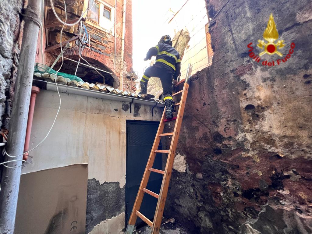CROLLO DI UN SOFFITTO IN CENTRO A CATANIA, FERITA UNA DONNA