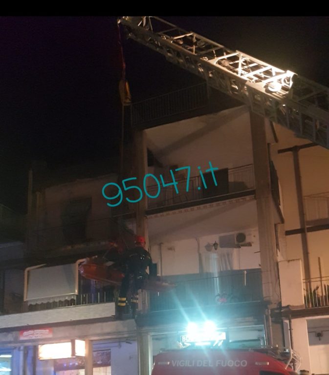 PATERNÒ: SI SENTE MALE IN CASA, VIGILI DEL FUOCO LA FANNO SCENDERE CON L’AUTOSCALA