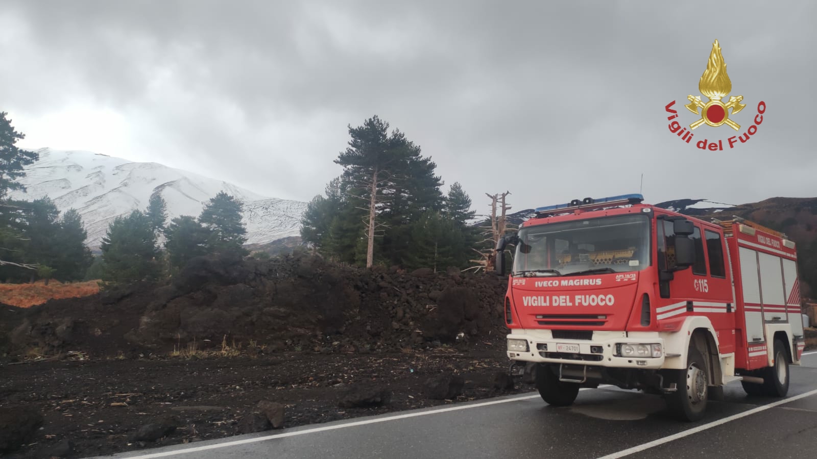 TRE GIOVANI DISPERSI SULL'ETNA SALVATI DAI VIGILI DEL FUOCO