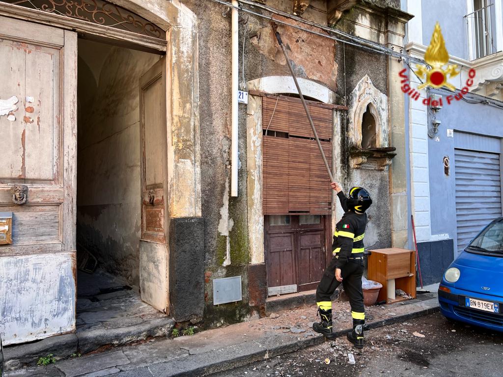 CROLLO DI UN SOFFITTO IN CENTRO A CATANIA, FERITA UNA DONNA