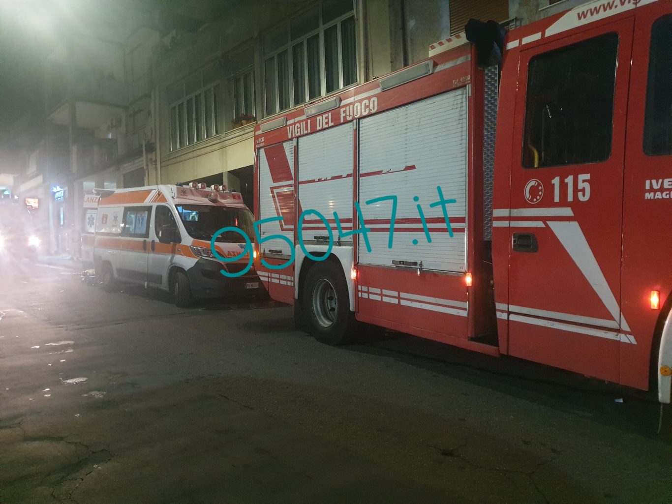 PATERNÒ: SI SENTE MALE IN CASA, VIGILI DEL FUOCO LA FANNO SCENDERE CON L’AUTOSCALA