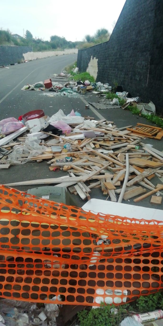 DISCARICA A CIELO APERTO IN CONTRADA PORRAZZO (LA SEGNALAZIONE)