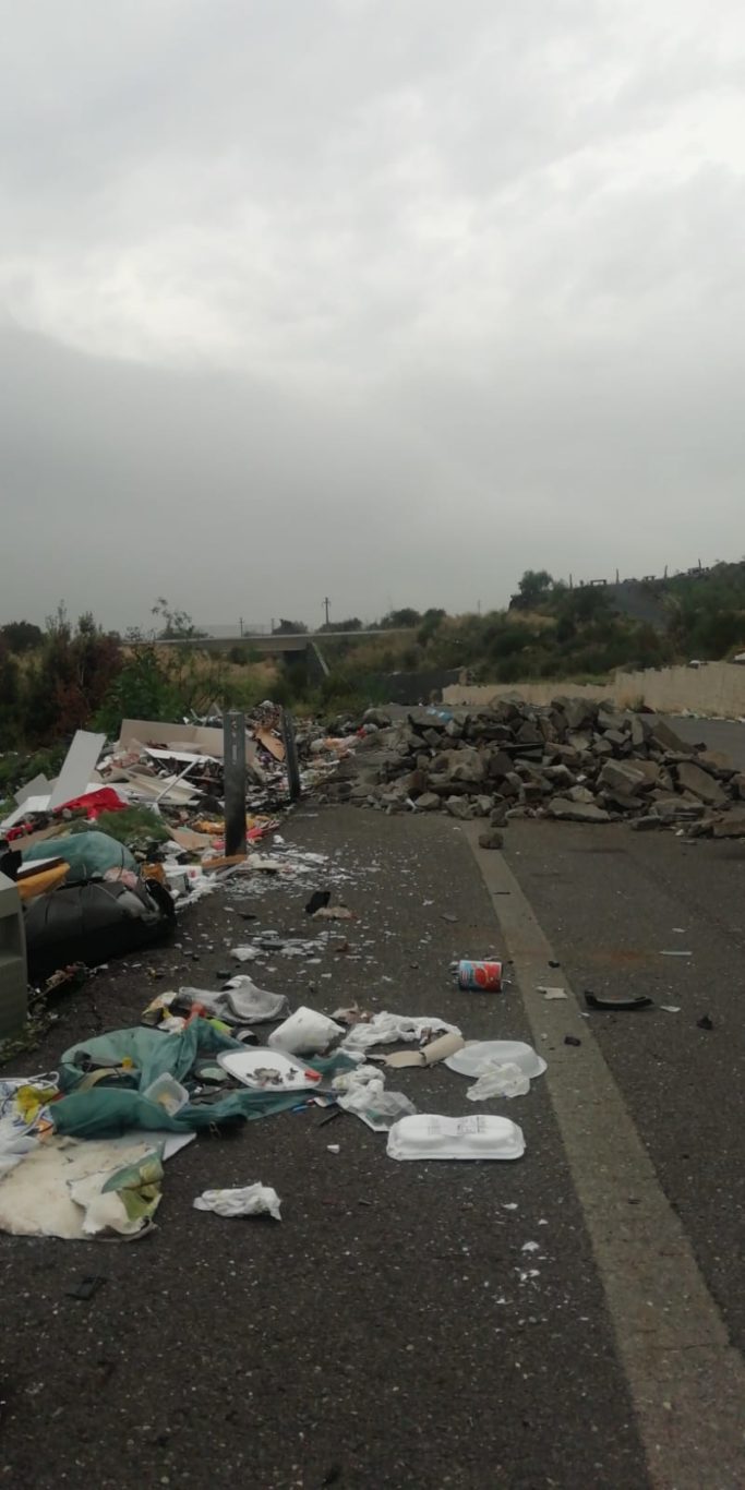 DISCARICA A CIELO APERTO IN CONTRADA PORRAZZO (LA SEGNALAZIONE)